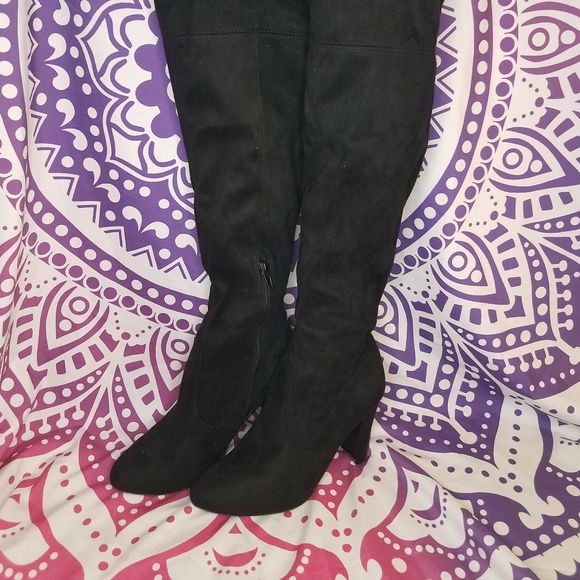 Thigh high black boot - Picture 3 of 9